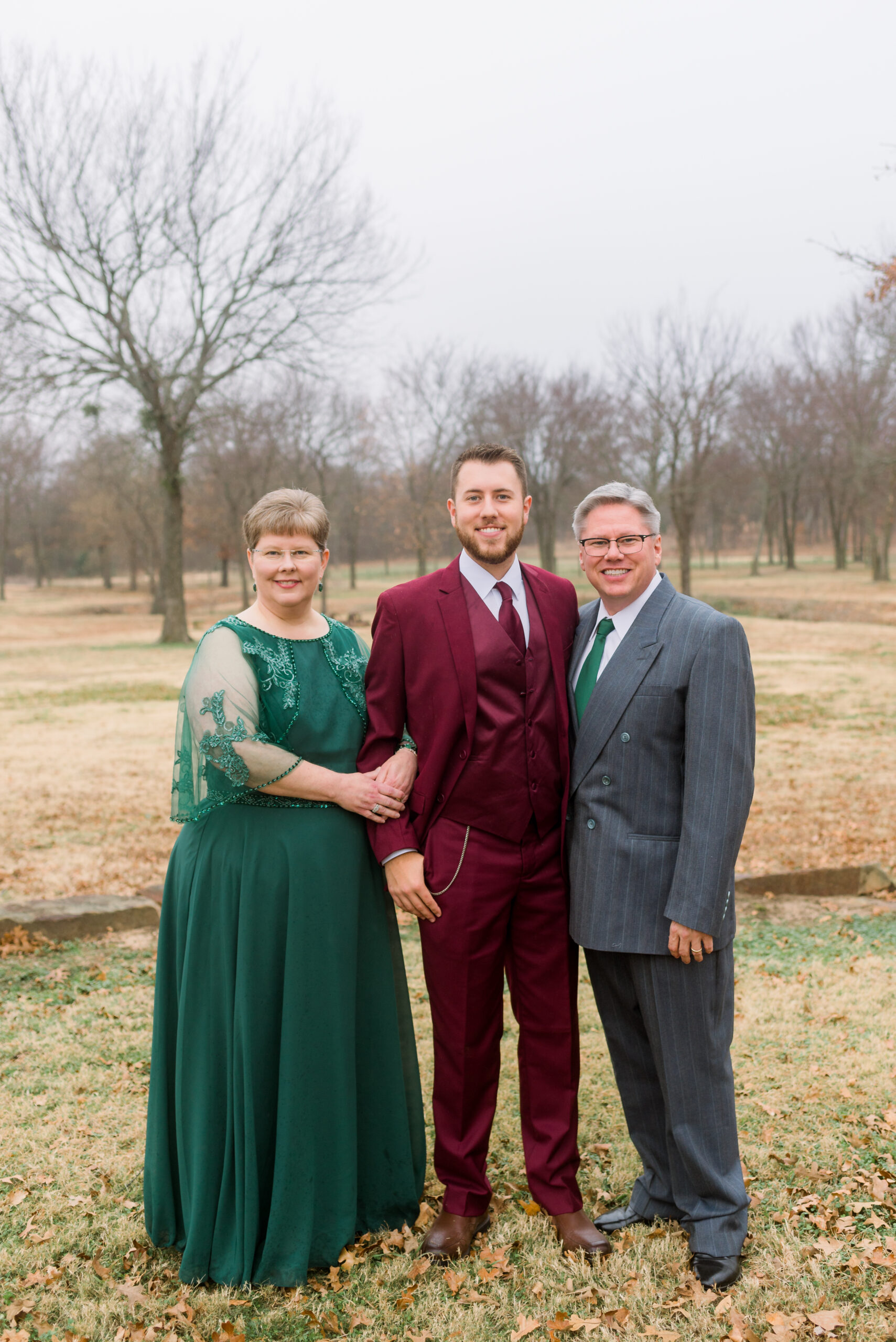 Elizabeth Kane Photography Tulsa Oklahoma Texas Luxury Wedding Photographer Family Formals Photos Wedding Florals Inspiration Burgundy Grooms Suit Forest Green Mother of the Groom Dress 