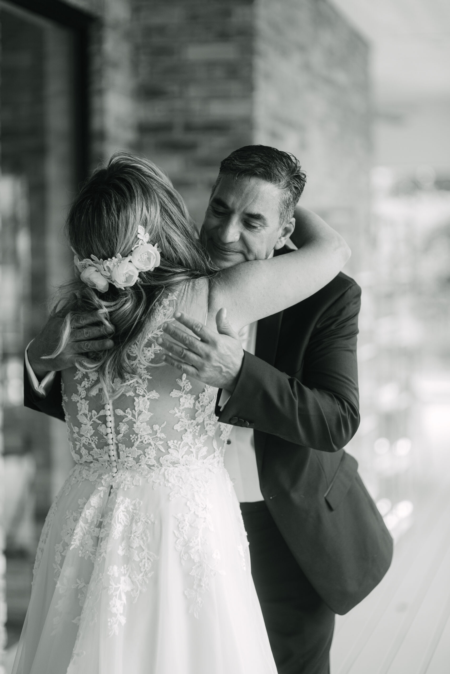 Father and Daugher embrace during the first look before the ceremony by Elizabeth Kane Photography Destination Wedding Photographer Dallas Texas