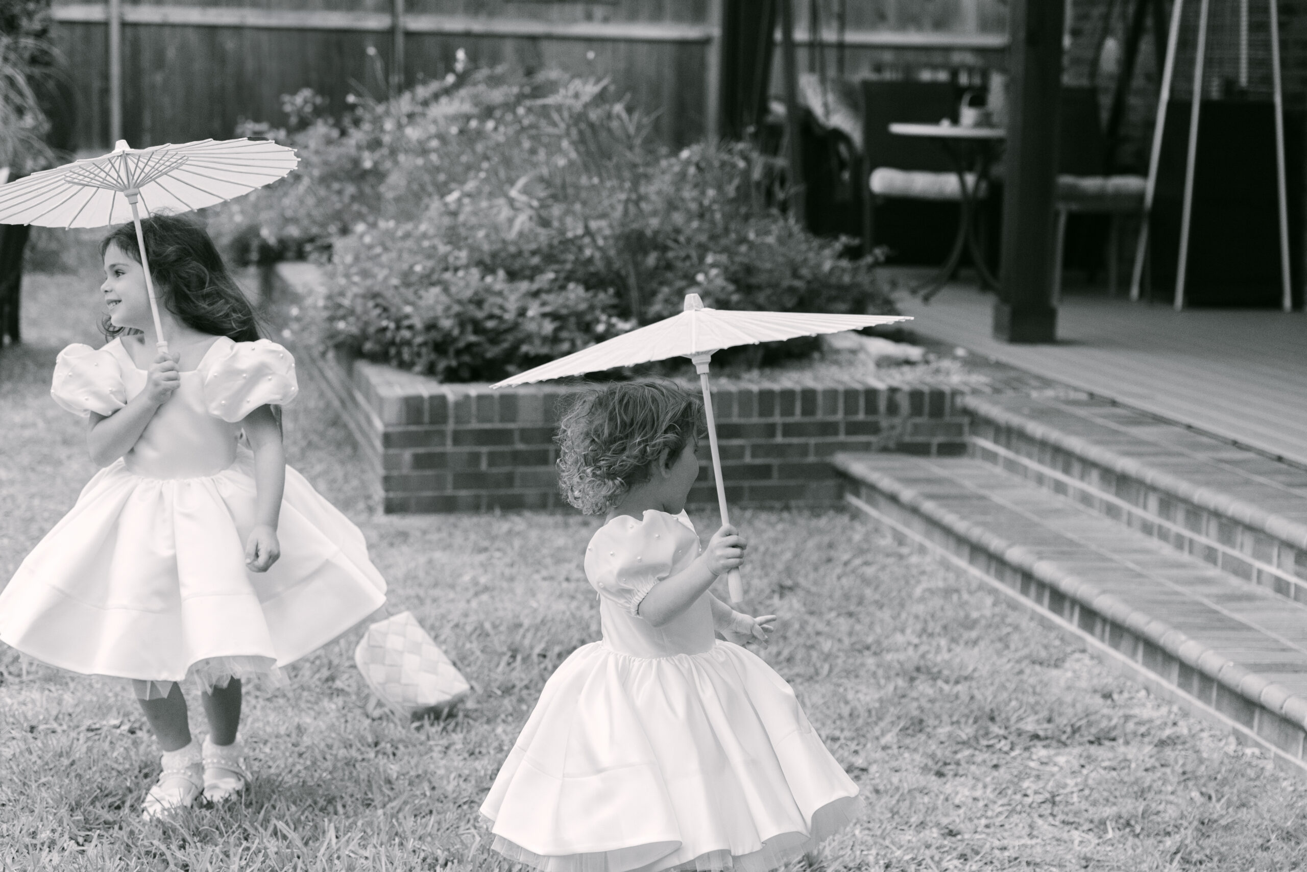 Candid shot of children playing lawn games at a backyard wedding celebration by Elizabeth Kane Photography Destination Wedding Photographer Dallas Texas